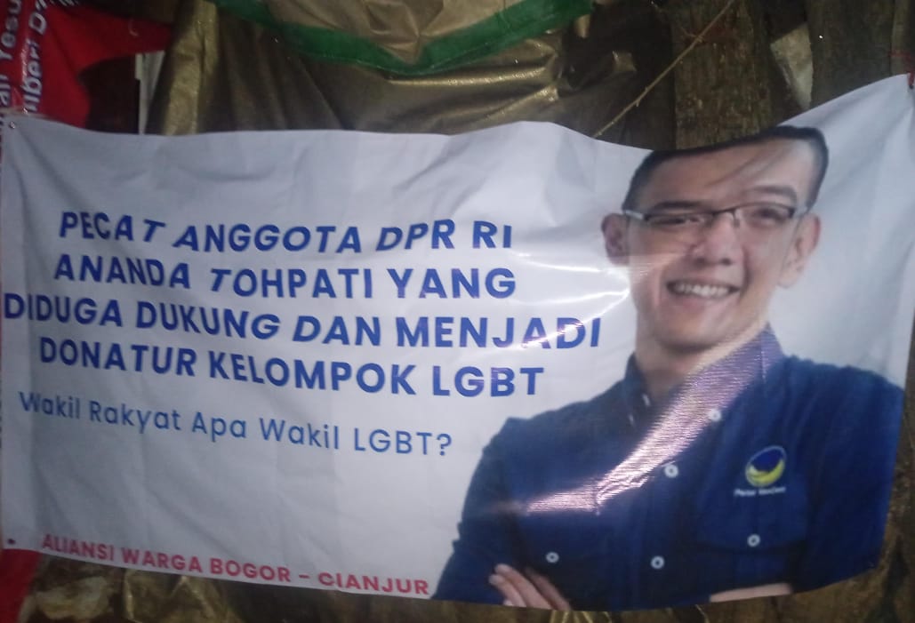 Spanduk Pecat Ananda Tohpati Bertebaran Di Bogor – Cianjur, Diduga Donatur Kelompok LGBT