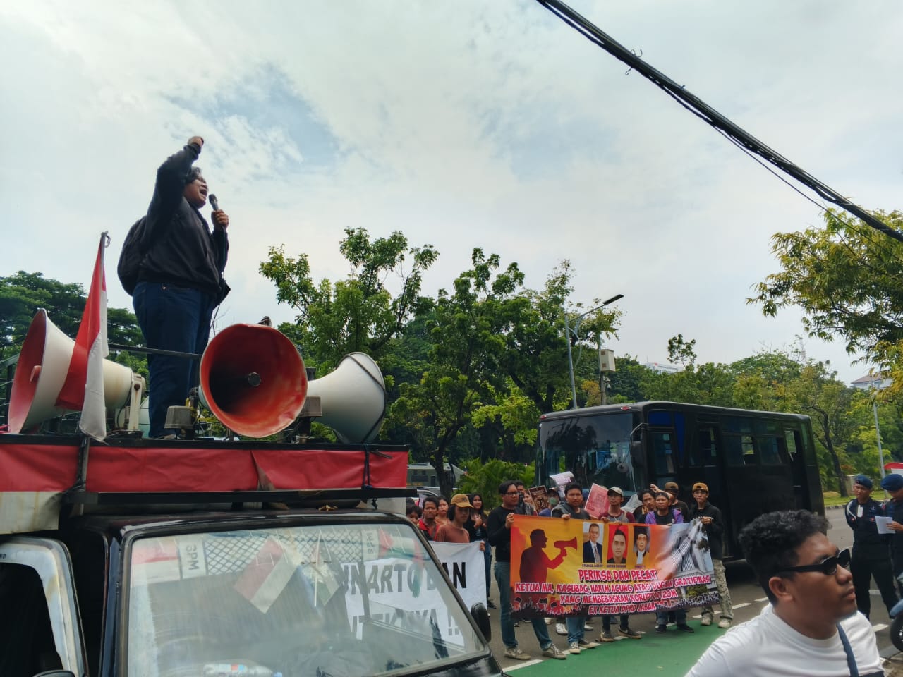 Ratusan Massa Aksi Demo di Kantor Mahkamah Agung (MA) dan Komisi Yudisial
