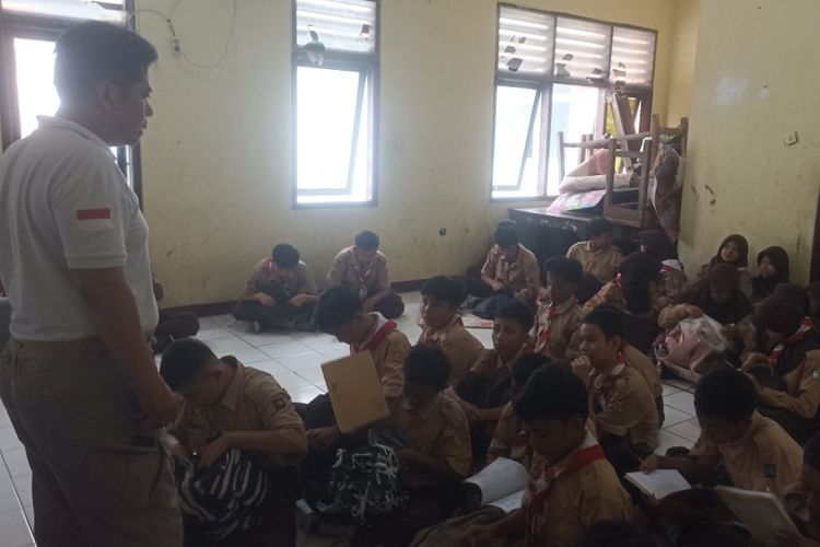 Tak Layak, Gedung USB SMP 62 Bekasi Pakai Bangunan Bekas Kelurahan untuk Belajar