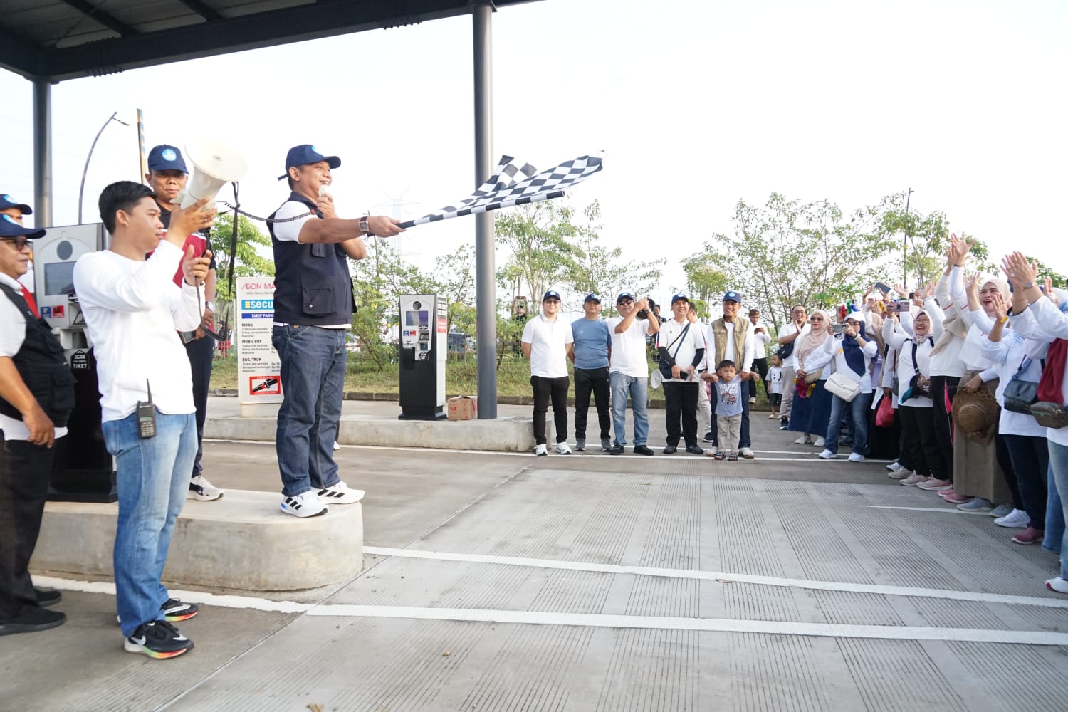 Gerak Jalan Santai HGN 2025: Pemkab Bekasi Tegaskan Komitmen Tingkatkan Kesejahteraan Guru